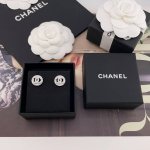 我们出品 香银圆C耳钉 代购购入Z 4600，25夏季最新款！现货老规矩先到先得！闭眼冲绝对不会出错的款式！非常的经典且高级！这是一款十年后拿出来也还会是很喜欢