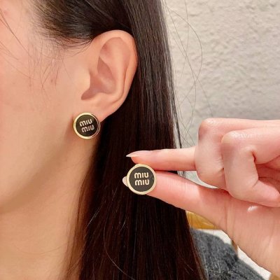 新款 缪缪 Miumiu 字母设计耳钉就是小仙女 女神必备单品 非常有女人气质 超美耳环、个人非常喜欢网红同款 时尚潮流 Zp一致 黄铜材质 又是一款百搭不分四