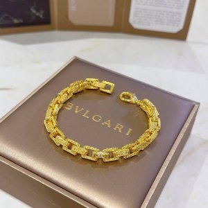 宝格丽手链V金材质。Bvlgari宝格丽 Divas‘ Dream 系列 品相完美，细节无敌，那种独特的色泽完全无可挑剔，再缀以经典指环外形设计，简约之余却又优