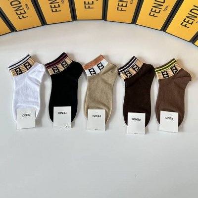 特 配专柜包装 fendi 芬迪 新款中短袜堆堆袜袜子 一盒五双 专柜同步筒袜袜子 大牌出街 潮人必备超好搭