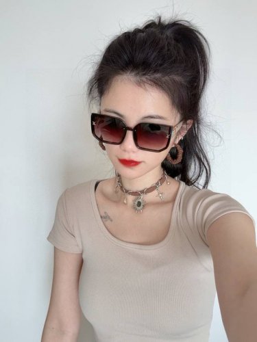 Lv 2025新款女士方框太阳眼镜 开车墨镜 新款太阳镜 时尚大方 舒适轻盈 精致奢华 超轻 型号：L8130