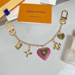 lv 新款 爱心情人节花卉包链 Louis Vuitton 徽标设计金属精钢牛皮革 钥匙扣 女款金色多元素链条吊坠钥匙扣挂件 选颜色：粉色 玫红色