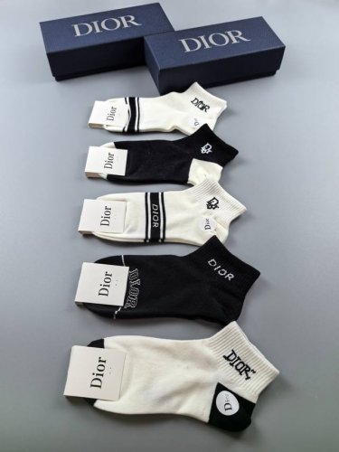 特 Dior 迪奥D家新品女款短款袜子 一盒五双 纯棉材质，上脚柔软舒适，经典的D家字母Logo，炒鸡Nice大牌出街，潮人必备超好搭