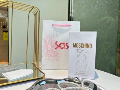 专柜品质 莫斯奇诺Moschino Toy2 新款小熊香水颜值实力并存 . 磨砂小熊-透明瓶身-金色Logo-芽黄色的香水-摇晃带来的气泡 ′▽｀ 少女情怀总是
