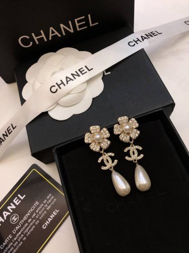 今日新款 香奈儿耳钉新款爆上新一致Zp,专柜正品 chanel 复古椭圆黑宝石耳环耳钉 太阳花小巧可爱 搭配复古的黑宝石椭圆双C吊坠 超级复古又带点可爱 妥妥的