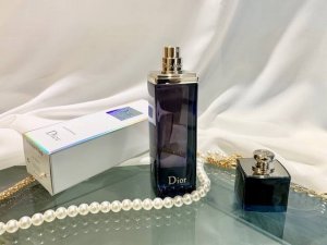 专柜品质 迪奥Addict蓝色魅惑女士香水 为了满足所有在传统与现代之间挣扎的女子 推出这款以昙花为主调的瘾诱香水 以外显 个性鲜明同时兼具情绪转折的香味 解放