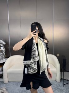 2025年专柜同步上新 元气泡泡 双面同色 size 140*140Cm 70%30%手工卷边 四宫格简约大气 泡泡字母花瓣式呈现 黑白色调 可盐可甜 以品牌L