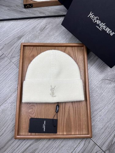特价 。Ysl。福利！ 细毛线针织单帽 新款上架，特别实惠的一个系列帽子，面料：细毛线。密度紧致！毛线针织面料手感舒适透气性好！款式新颖别致！出街必备单品，减龄