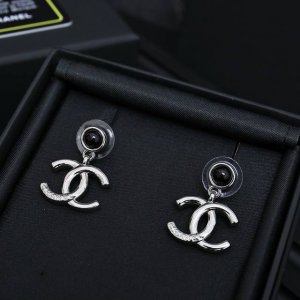 Chanel 25p黑银双C耳环 超级Ins风的一对黑银耳环银酷风真的很适合夏天清爽舒适 干练又大气 极简风设计 耐看百搭