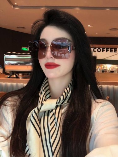 爱马仕 经典的方框设计，不挑脸型，无论搭配大衣还是连衣裙都非常显气质镜片预防紫外线 型号：H9997