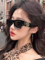 法国香奈儿-Chanel . 宝丽来树脂高清镜片 . Tr镜架-轻便佩戴舒适 . Size：63-17-140 . 新款小香太阳镜减轻强光负担，遮挡有害光线防辐