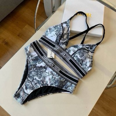 dior 迪奥新款分体泳衣适合多种场景的游泳衣 海边 游泳池 温泉 水上乐园 漂流都可以内搭也完全可以 连体设计遮肉显高挑 腹部有点肉肉也不影响咱美美的 面料
