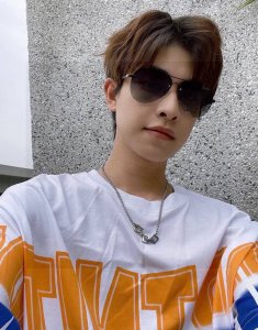 新款品牌：Dg原单品质男士女士偏光太阳镜 材质：高清宝丽来偏光镜片、板材印字Logo镜腿。看细节就知道大师手工制作设计，做工精致，高端大气，适合旅游出行。编号：