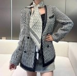 D家专柜经典主打款 D老花双面90 真丝方巾 这款Diortwin方巾采用双色双面设计 向标志性的Obique印花致敬 采用桑蚕丝斜纹面料精心制作 搭配手工缉面