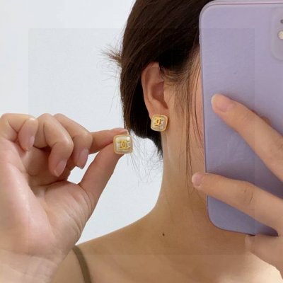Chanel 小香双C简约古金耳钉这款耳环真的超级美看着设计简单但是佩戴效果好看到爆就连我这种小耳垂的也很Ok Zp黄铜材质 上耳超气质优雅