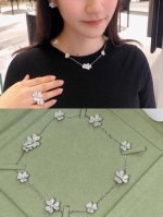 V金镀咪金Vca Eef&Arpels 高级项链。打破Vca四叶草的经典满钻款特别惹人爱，衬肤色白嫩，特别百搭，适合任何场合，姐妹聚会，倍有面子。