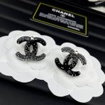 编号601 chanel 黑色渐变镶钻 树脂耳钉