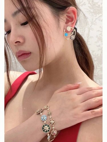 我们出品 罗盘双层收了，贵妇标配。可订做真金真钻版，只做对版真金货，价询客Fu Rose Des Vents手链 贵妇标配，无比奢华珠宝款式。Zp为18K真金跟