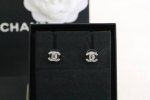 新品推荐 Chanel 小香 银色满钻双C耳钉 Cc经典款超级百搭，彰显香家复古经典，让你每天都有美美好心情，精致迷人小可爱，日常百搭高级。复古又时髦，通勤各种