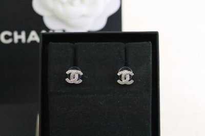 新品推荐 Chanel 小香 银色满钻双C耳钉 Cc经典款超级百搭，彰显香家复古经典，让你每天都有美美好心情，精致迷人小可爱，日常百搭高级。复古又时髦，通勤各种