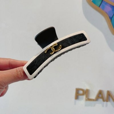 配包装 Chanel 香奈儿 新款复古皮质抓夹 鸭嘴夹发夹，经典字母Logo弹簧夹， 超精致，转图必爆哈！专柜出货
