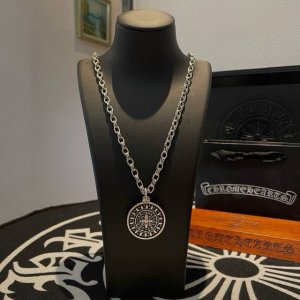 新款 专柜品质 Chrome Hearts克罗心 经典复古项链 十字架多元素吊坠 凹凸造型不同的花纹设计风格 呈现出与众不同 十字架 童军花是克罗心的志 所以更