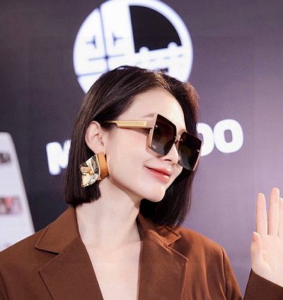 芬迪 2025开春新款 潮流爆款 时尚方框偏光太阳镜 高品质 佩戴舒适 网红潮款墨镜 女士高清偏光太阳镜 高品质Tr镜框 型号 Fd8191