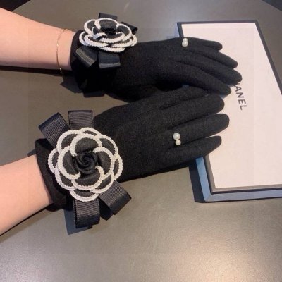Chanel 香奈儿秋冬懒兔毛羊毛手套值得对比同款不同品质，秒杀市场差产品，羊毛十懒兔毛内里加绒 经典不过时款.喜欢可以入手了，这种品质的今年用了明年还能用 配
