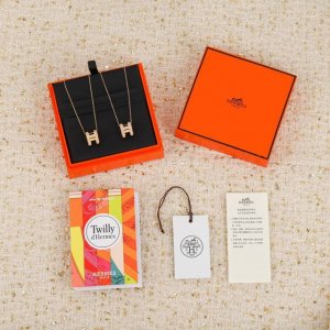 金色 香槟金色 银色 我们出品 大号，Zp3900 ，独家发售，代购版本 Herme*爱马仕珐琅弧形H项链，专柜在售3千现货2017版的把原来的钢铁丝项圈换成了