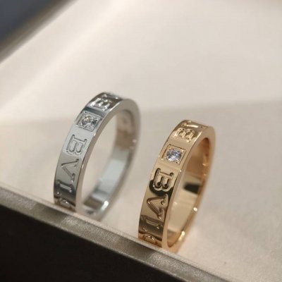Bv家单钻戒指系列，我们做了两个配色，这个系列的戒指极具品牌标识，左右两侧分别设计了宝家的品牌Logo！中间镶了一颗5分钻石！我们采用了厚金电镀，通体Cnc精雕