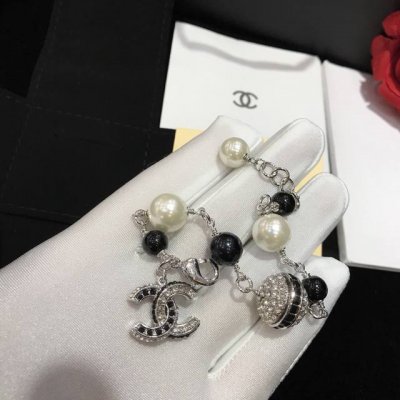 香奈儿手链 设计师用新的手法演绎着细致 奢华 不退潮流的Chanel精神为灵感创作 30000+ [耶][耶]