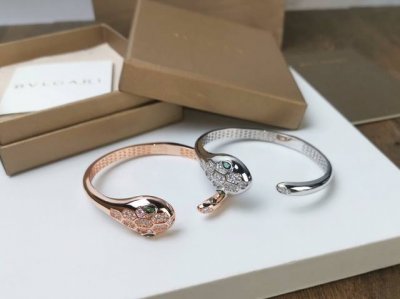 Bvlgari 精工版本蛇手镯火爆蛇系列宝格丽灵蛇手环 奢侈品蛇升级版高端亚金工艺满身高碳钻 内圈完美镂空 厚真金电镀 形态栩栩如生 祖母绿蛇眼更显灵气时尚界新