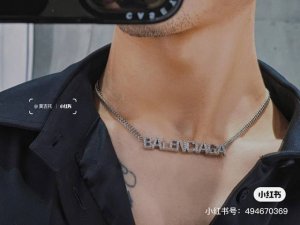 原单货新品 巴黎世家 双面镶钻项链Balenciaga 做旧款专柜一致 黄铜材质 古金电镀 火爆款出货 设计独特。