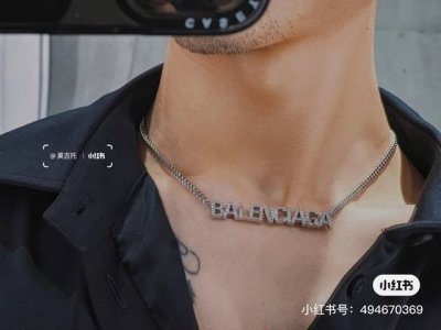 原单货新品 巴黎世家 双面镶钻项链Balenciaga 做旧款专柜一致 黄铜材质 古金电镀 火爆款出货 设计独特。