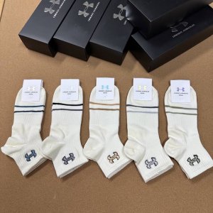特 Under Armour 安德玛 火爆全网小单品，绝对是你这个春夏的搭配神器Ins今年超火爆超级爆款网红袜子彩绣经典Logo，火爆至极精梳棉材质，柔软透气，