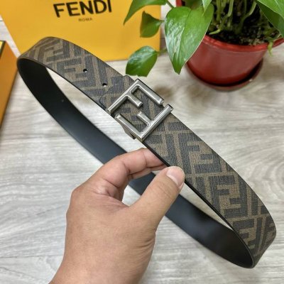 特P180 Fendi（芬迪）专柜同款 宽4.0Cm 双环正反用腰带 Ff按钉搭扣 黑色Cuoio Romano皮革材质 反面面料带有烟草黄和黑色Ff图案 四方