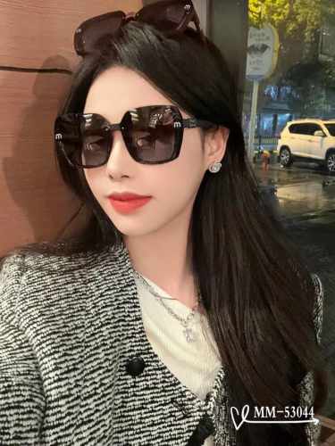 意大利谬谬-Miumiu . 宝丽来树脂偏光镜片 . Tr90镜架轻便佩戴舒适 . Size：63-16-147， . 新款太阳镜减轻强光负担，遮挡有害光线防辐