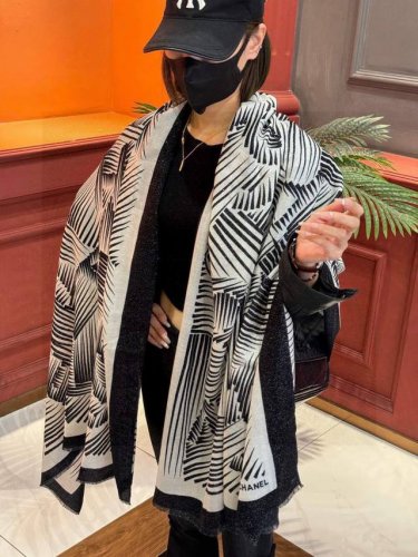 会发光发亮的围巾小香羊绒长巾 双C线条字母长巾 抢Vip推荐 下手一定要快 高端 大爱 顶级纯山羊绒 婴儿触感舒服到飞女人尤物 货极少 四季都可以用真心美的让人