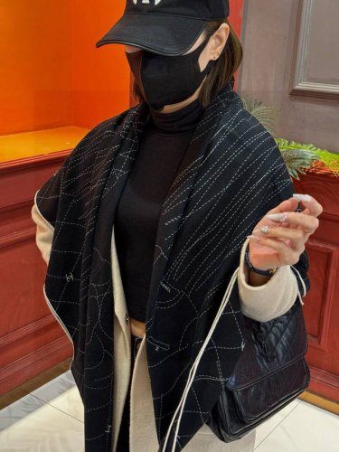 升级双面同色 加密面料 上新 140*140台版印花 黑白二色 高级都市新贵！山茶花的再一次邂逅！绝对的气质Chanel Lady高级调调 Chanel所代表的