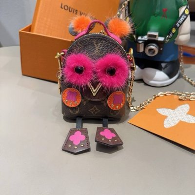 Louis Vuitton官网M69552 palm Springs Bear包饰与钥匙扣。 Lv斜挎迷你小背包、柔软水貂毛搭配V字标识和路易威登标识铭纹弹簧扣