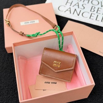 新品3色现货 -Miumiu缪缪皮革耳机包挂绳挂件 -这款皮革挂饰可装点其他配饰 为造型增添活力趣致 饰以金属字母徽标 增添辨识度 当搭配的挂件 包包伴侣绝超方