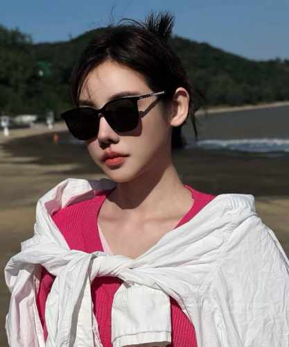 p100 新品Chanel 香奈儿太阳镜以独特魅力和前卫风格诠释春夏最新眼镜，以方框设计两边经典小香珍珠做点缀，中梁金属质感超好佩带舒适 型号：Ch2906
