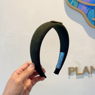 配包装 Prada 普拉达 秋冬新款毛呢潮流字母发箍。气质女神必备单品，非常百搭，时尚潮流， 戴上它满满的高大上。