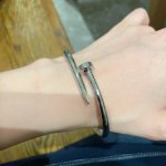 Cartier 卡地亚官网最新发布 高品质厚实火爆无钻钉子手镯进口精工保色18K白金高端定制顶级工艺 专柜Logo刻字清晰 360度无死角 全新设计 更显精致
