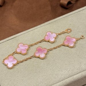 A5850 女生最爱的天然粉贝 稀缺昂贵 天然 粉贝到货 终于 太仙了高品质 四叶草粉贝 五花手链高端定制925纯银 采用天然粉贝镶嵌，自带高级感！质感超级赞，