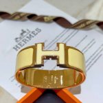 hermes 爱马仕手镯 原版定制 20Mm宽版手环 珐琅工艺太考验师傅的手艺了 要确保色泽手工制作好 V金高端定制 女神 都爱爱马仕火爆手镯 超精赞 各路女神