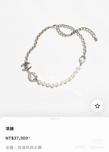 chanel当季又一个小小隐藏款24水滴珍珠项链 喜欢珍珠的姐妹一定看看24的复古Logo珍珠项链 单颗的这条性价比极高，超级无敌好看非常的年轻俏皮，仙女们真的