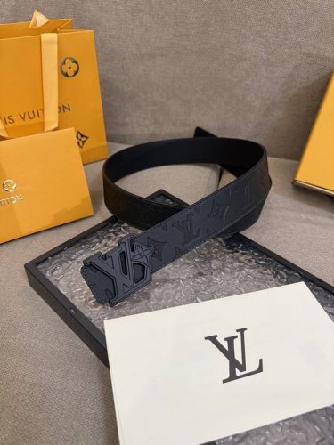 lv Dimension 4.0双面腰带将经典格调引入新颖尺幅设计 皮革压印 Lv 字母和 Monogram 花卉 与纤秀 Lv 字母搭扣相映成趣 令品牌标识低