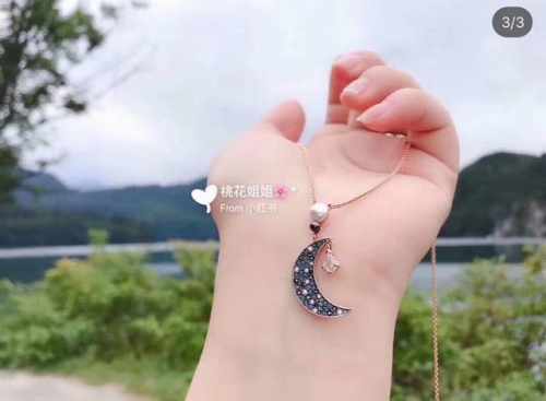 swarovski 新款珍珠星月 锁骨项链 这款以夜空为灵感的造型，月亮和星星装饰象征希望及梦想，渐变效果的蓝色密镶Swarovski仿水晶，日常配饰的上佳选择