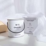 高端品质 香奈儿白色5号沐浴啫喱铁桶！内含：20×6Ml。Chanel五号工厂 周年限定铁桶沐浴露，我们夸它实用性不强，但是逼格满分。但是有什么关系呢，作为一个
